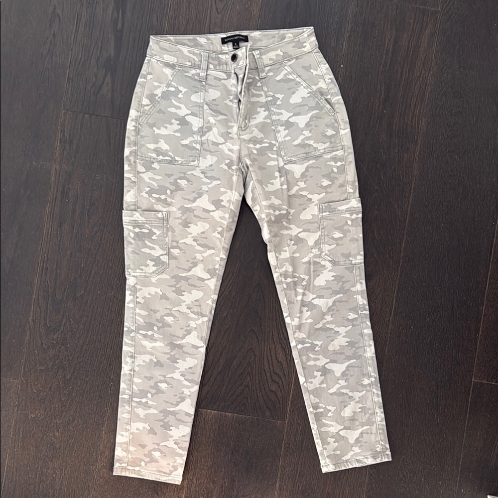 Banana Republic size 4 -Gray Camo Utility Cargo Pants